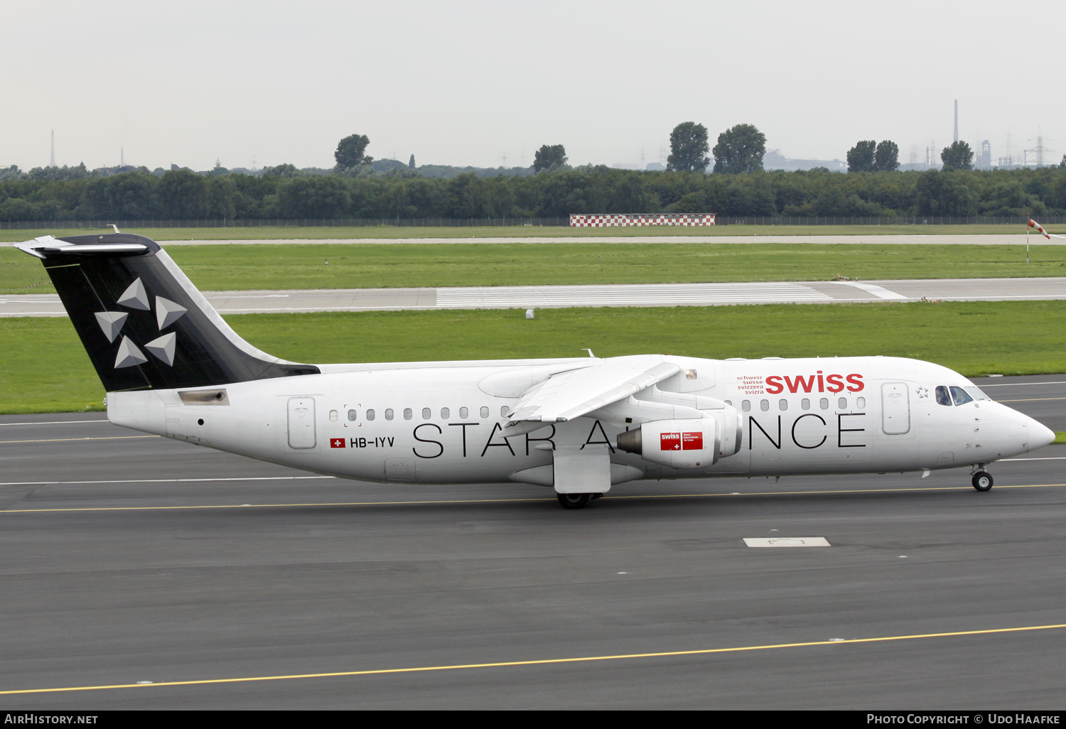 Aircraft Photo of HB-IYV | BAE Systems Avro 146-RJ100 | Swiss International Air Lines | AirHistory.net #593029