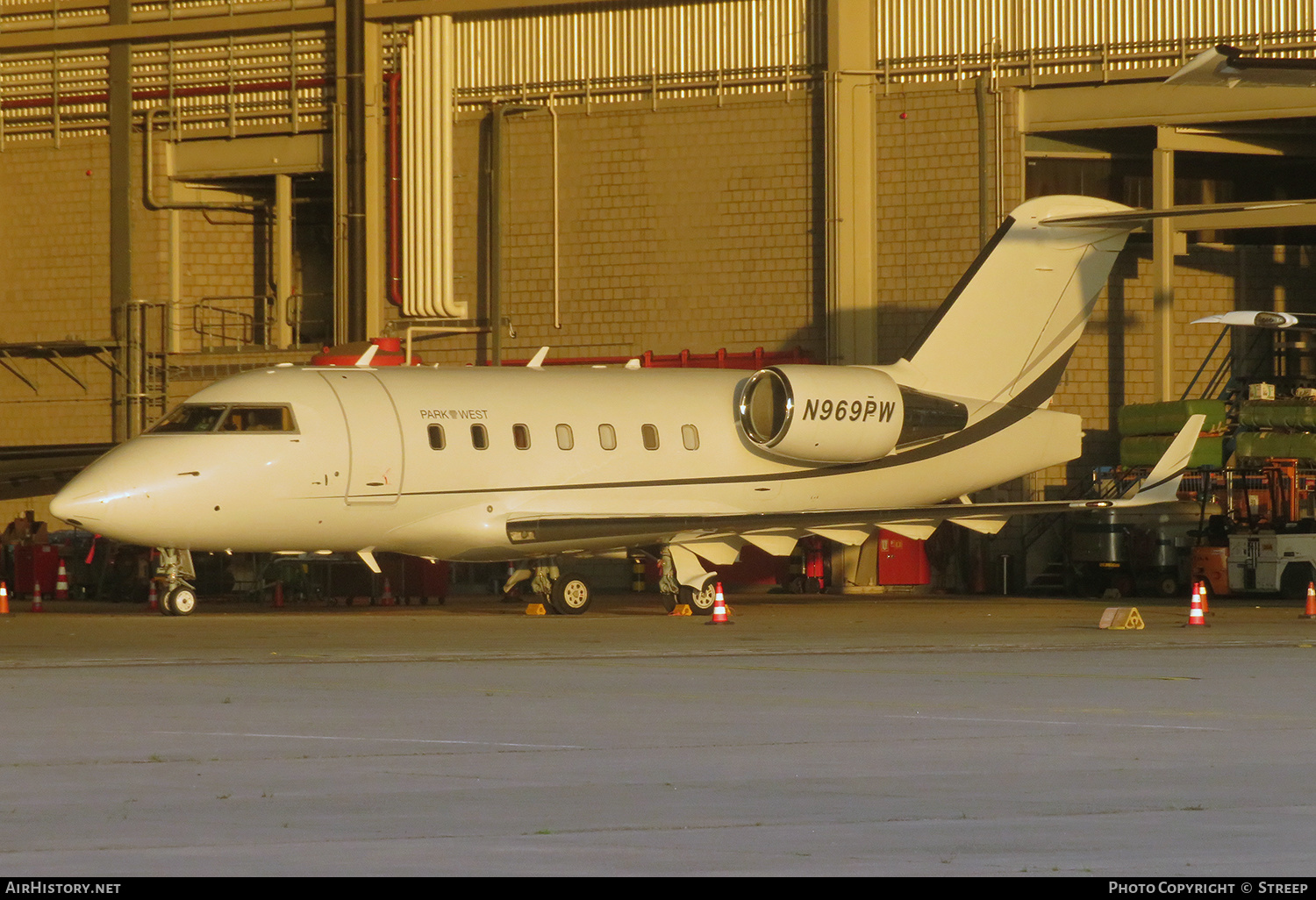 Aircraft Photo of N969PW | Bombardier Challenger 604 (CL-600-2B16) | Park West | AirHistory.net #593187