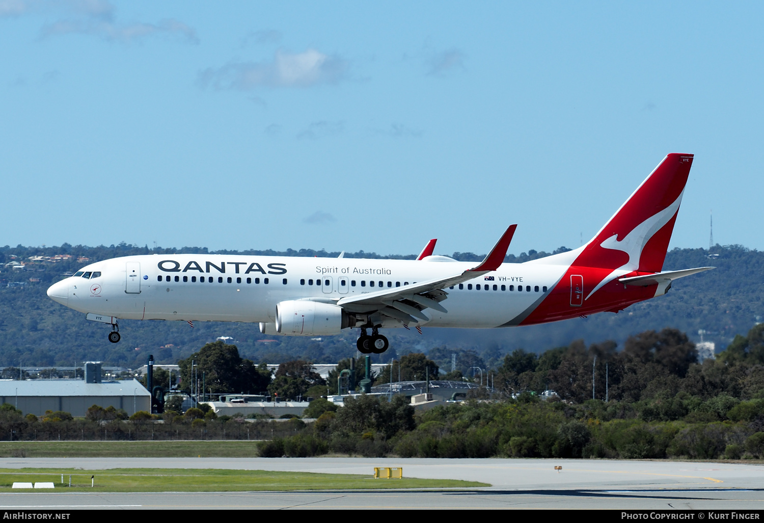 Aircraft Photo of VH-VYE | Boeing 737-838 | Qantas | AirHistory.net #595427