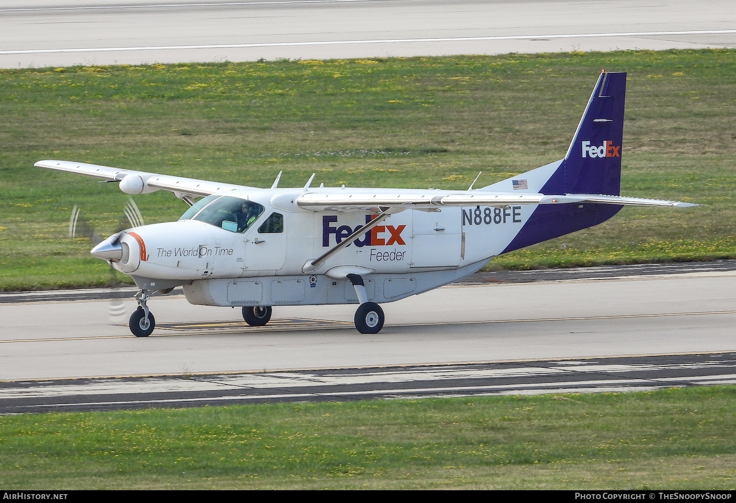 Aircraft Photo of N888FE | Cessna 208B Super Cargomaster | FedEx Feeder | AirHistory.net #595724