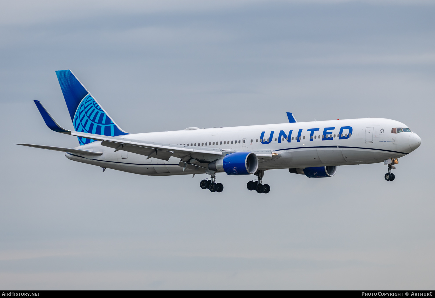 Aircraft Photo of N677UA | Boeing 767-322/ER | United Airlines | AirHistory.net #597745