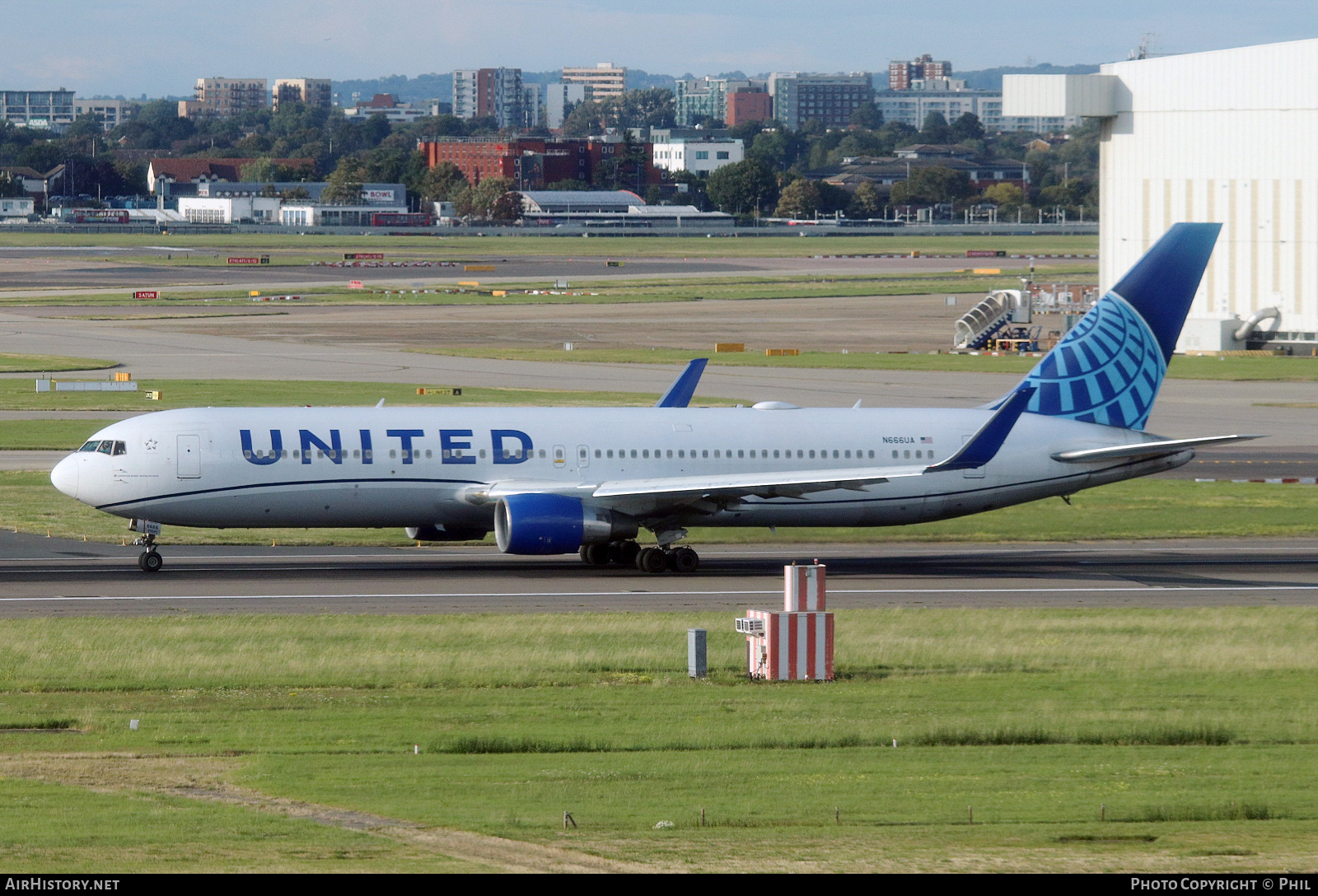 Aircraft Photo of N666UA | Boeing 767-322/ER | United Airlines | AirHistory.net #598405
