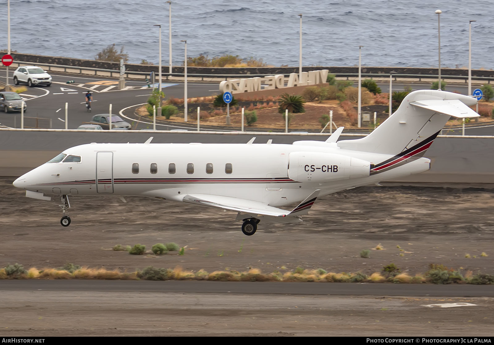Aircraft Photo of CS-CHB | Bombardier Challenger 350 (BD-100-1A10) | AirHistory.net #598777