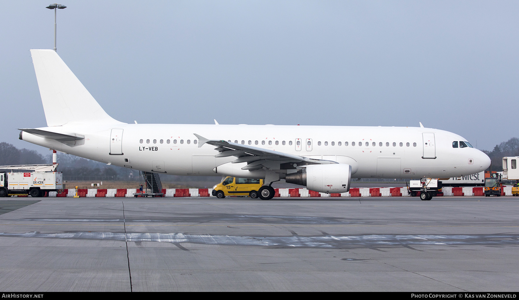 Aircraft Photo of LY-VEB | Airbus A320-214 | AirHistory.net #599165