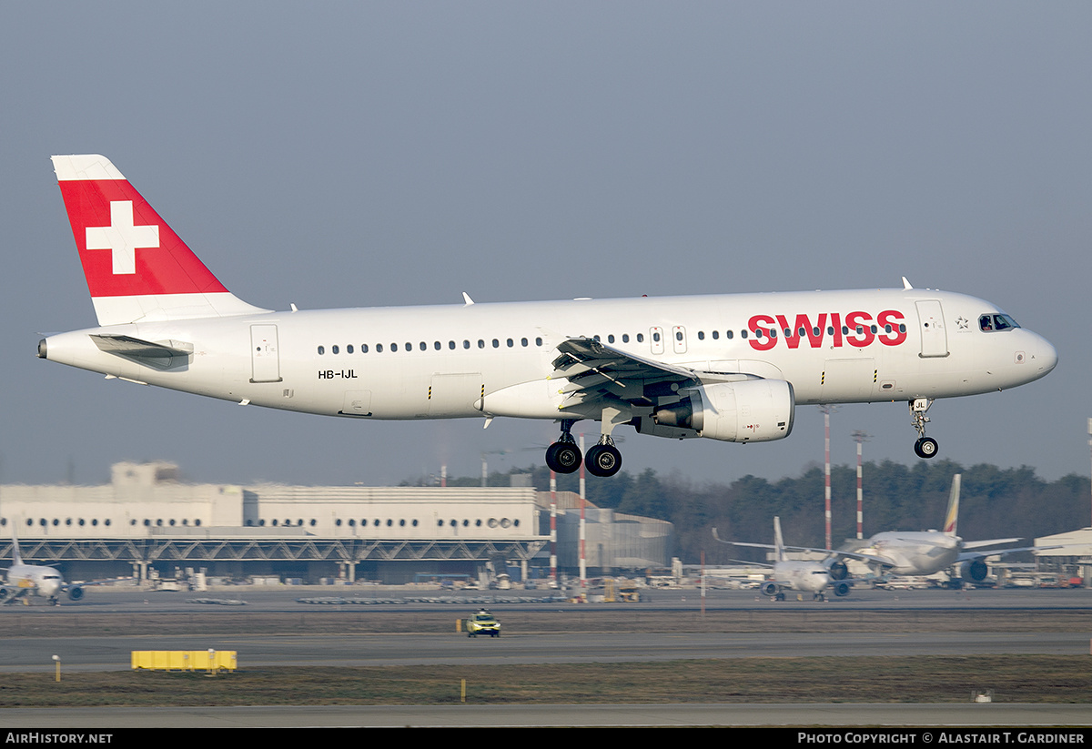 Aircraft Photo of HB-IJL | Airbus A320-214 | Swiss International Air Lines | AirHistory.net #599648