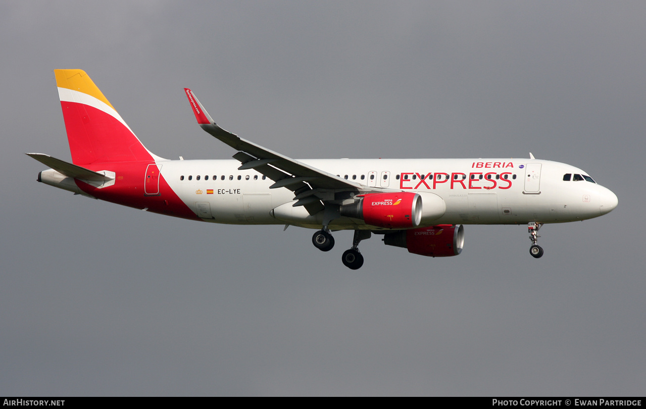Aircraft Photo of EC-LYE | Airbus A320-216 | Iberia Express | AirHistory.net #599742