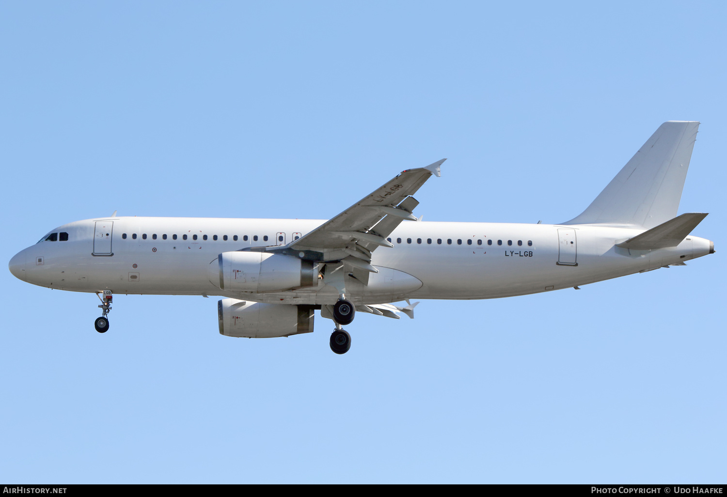 Aircraft Photo of LY-LGB | Airbus A320-232 | AirHistory.net #600187