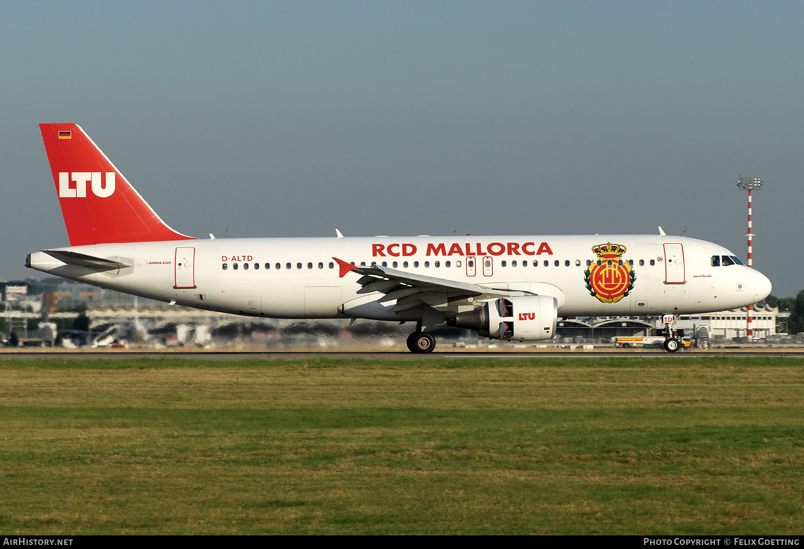 Aircraft Photo of D-ALTD | Airbus A320-214 | LTU - Lufttransport-Unternehmen | AirHistory.net #600396