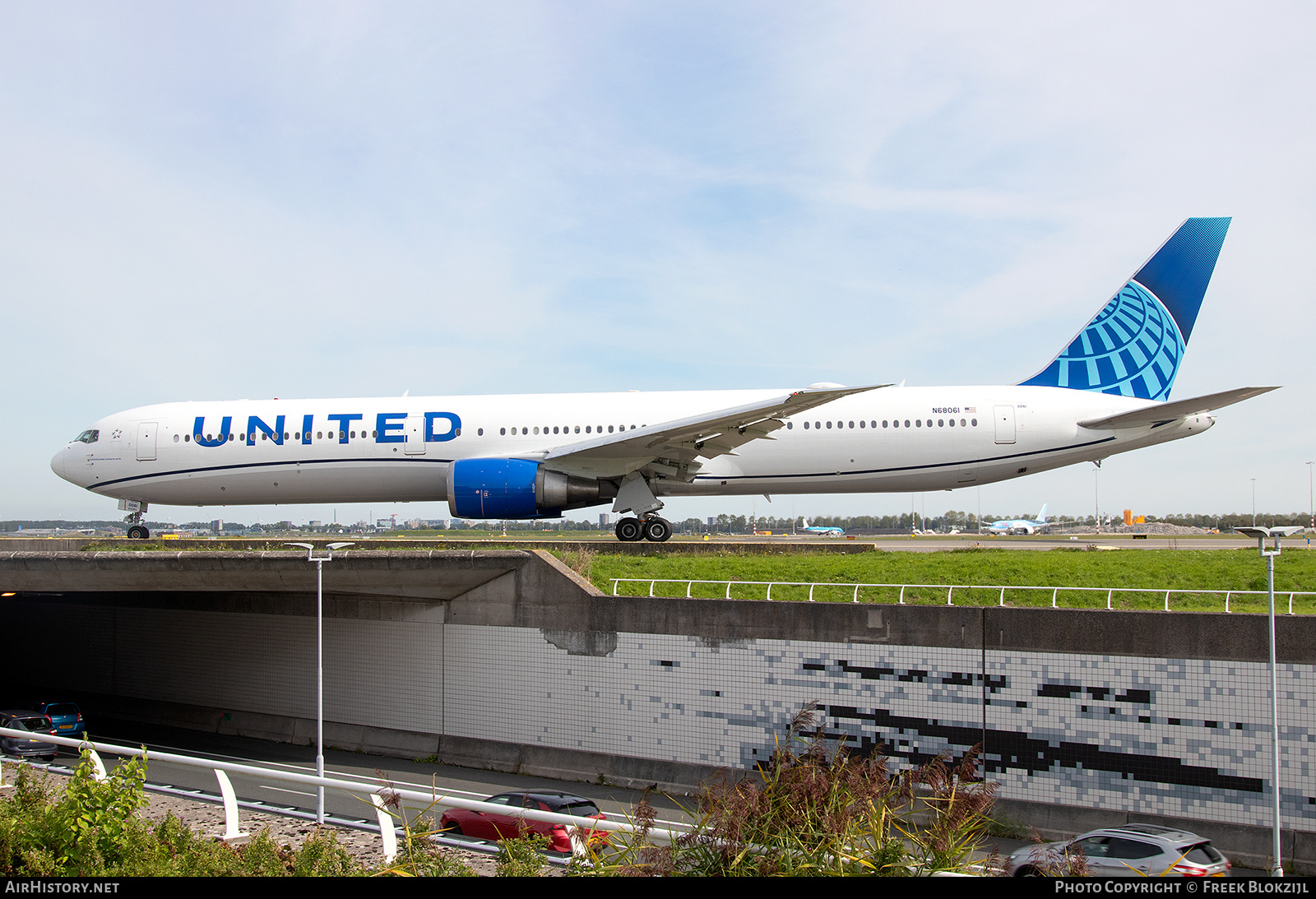 Aircraft Photo of N68061 | Boeing 767-424/ER | United Airlines | AirHistory.net #600697