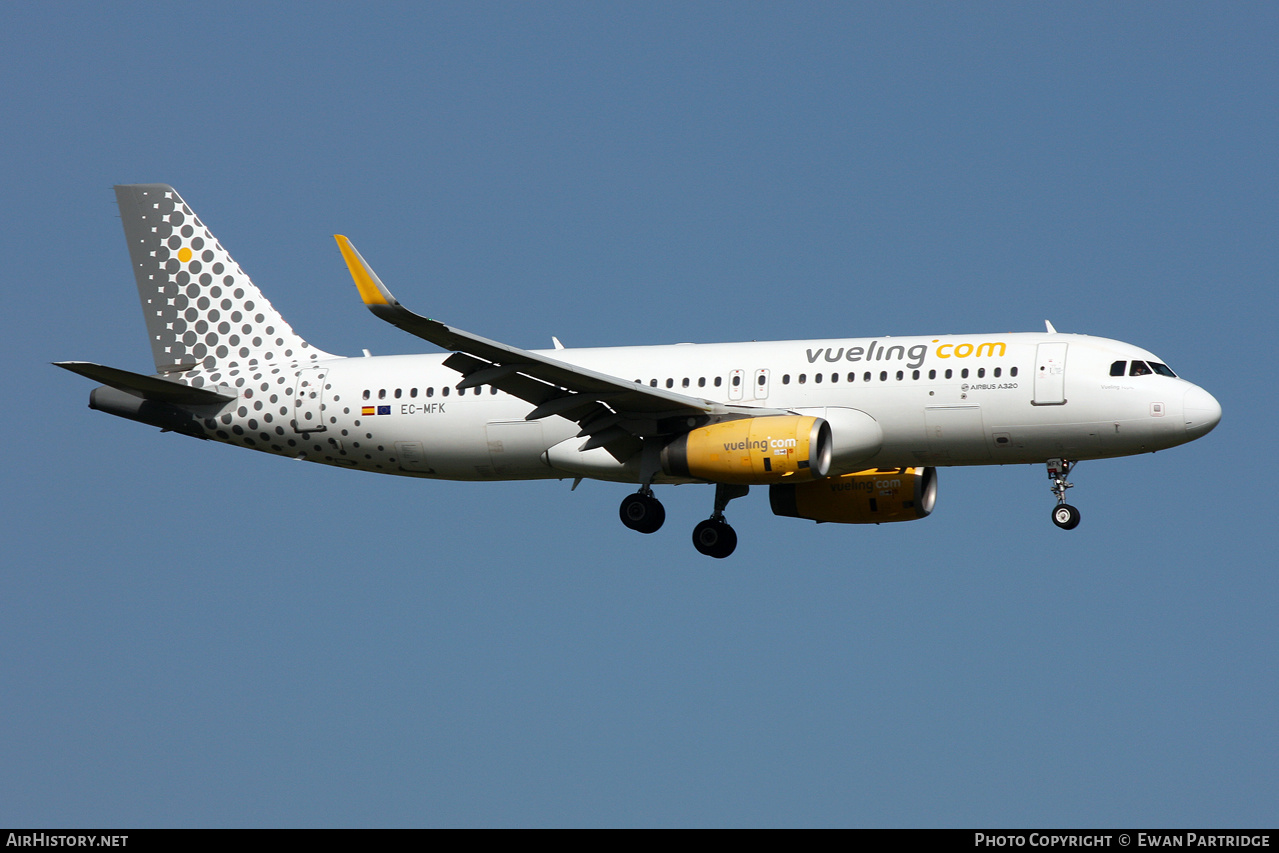 Aircraft Photo of EC-MFK | Airbus A320-232 | Vueling Airlines | AirHistory.net #601335