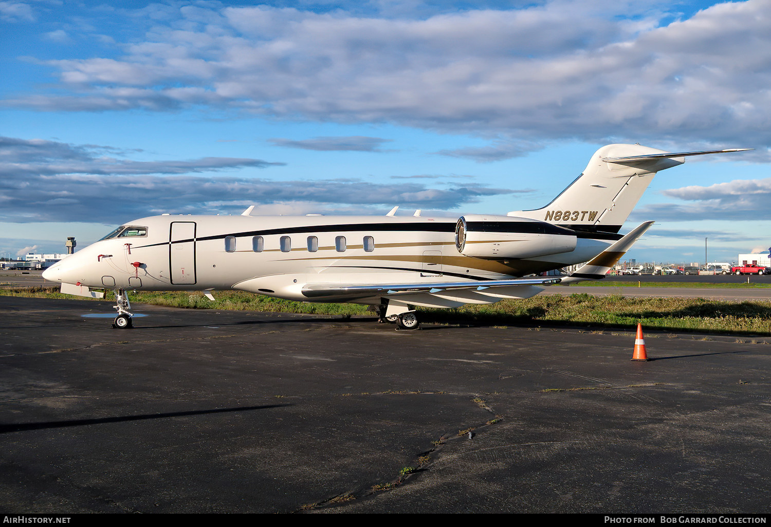 Aircraft Photo of N883TW | Bombardier Challenger 350 (BD-100-1A10) | AirHistory.net #601527