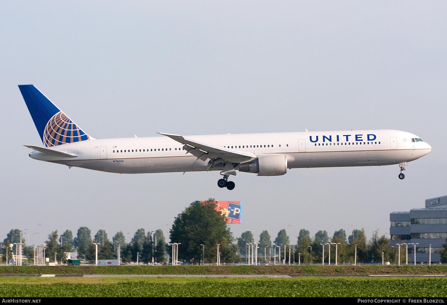 Aircraft Photo of N76054 | Boeing 767-424/ER | United Airlines | AirHistory.net #603223
