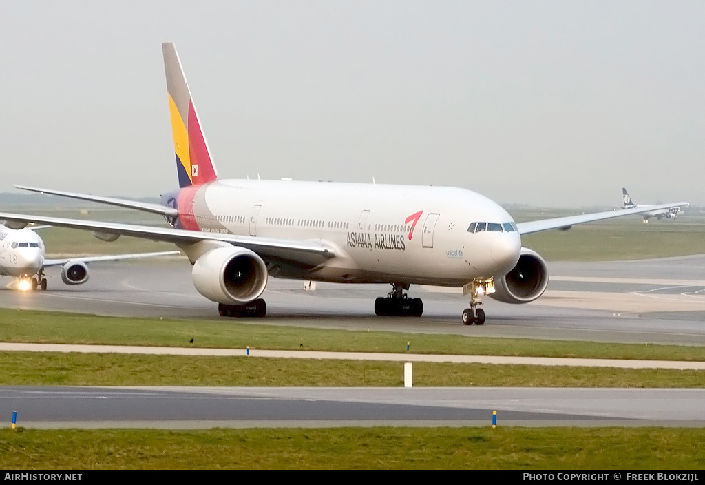 Aircraft Photo of HL7755 | Boeing 777-28E/ER | Asiana Airlines | AirHistory.net #603655