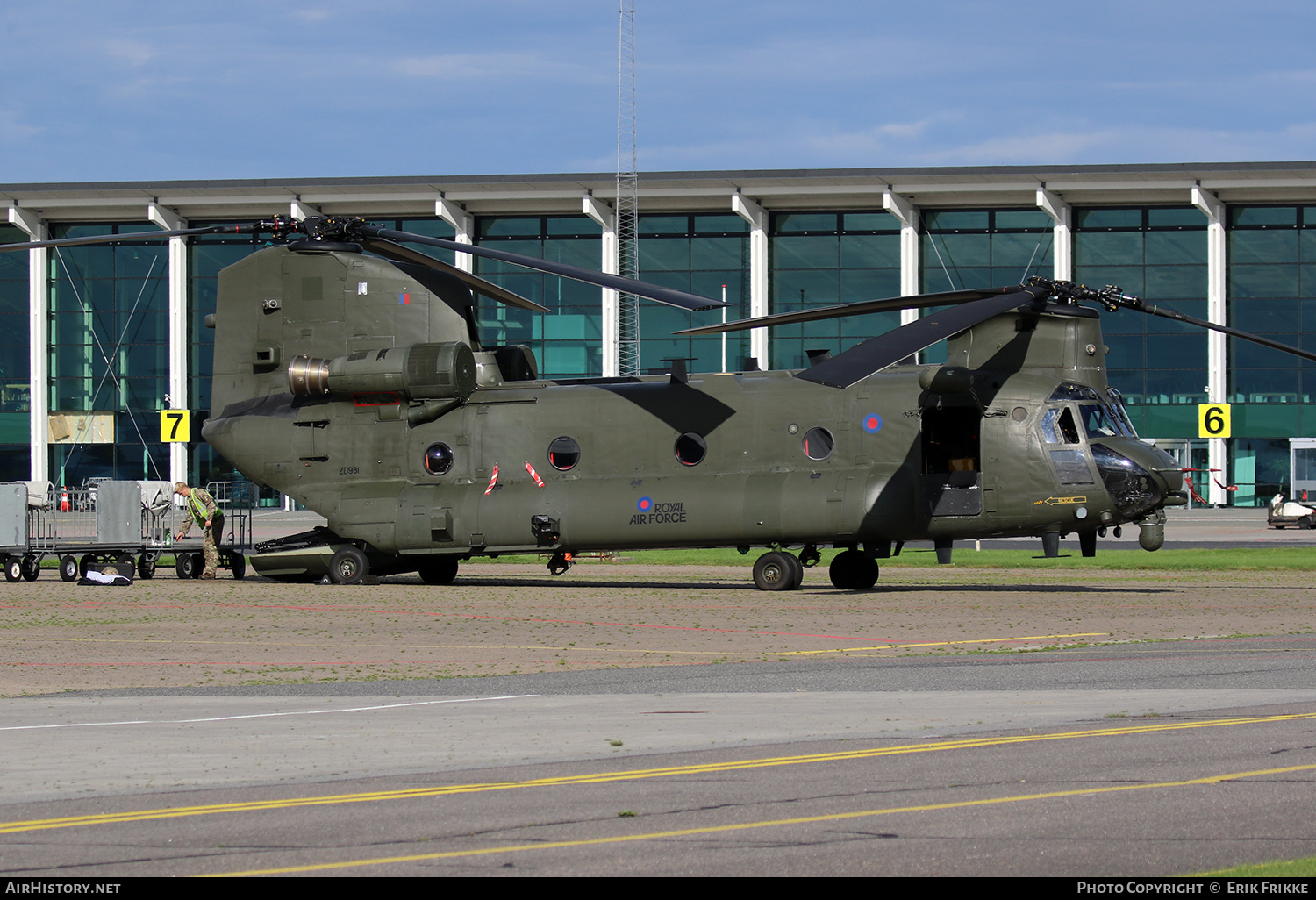 Aircraft Photo of ZD981 | Boeing Chinook HC6A (352) | UK - Air Force | AirHistory.net #604587