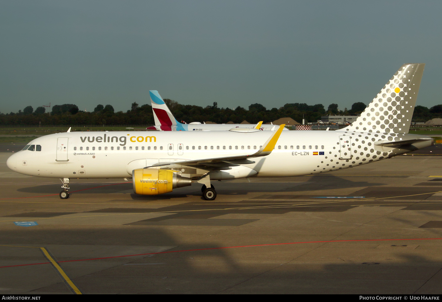 Aircraft Photo of EC-LZN | Airbus A320-214 | Vueling Airlines | AirHistory.net #605573
