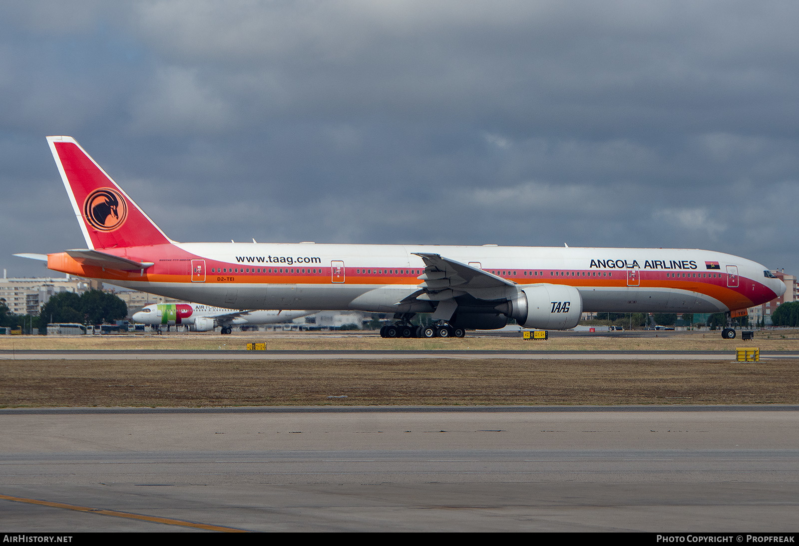 Aircraft Photo of D2-TEI | Boeing 777-3M2/ER | TAAG Angola Airlines - Linhas Aéreas de Angola | AirHistory.net #606101