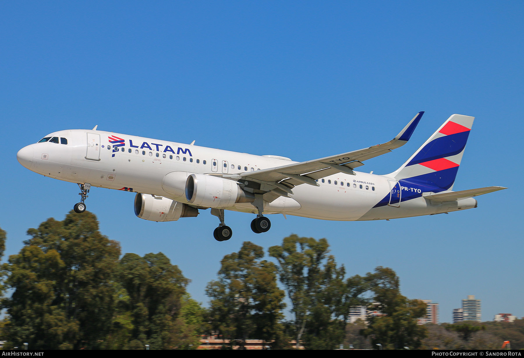 Aircraft Photo of PR-TYO | Airbus A320-214 | LATAM Airlines | AirHistory.net #607354