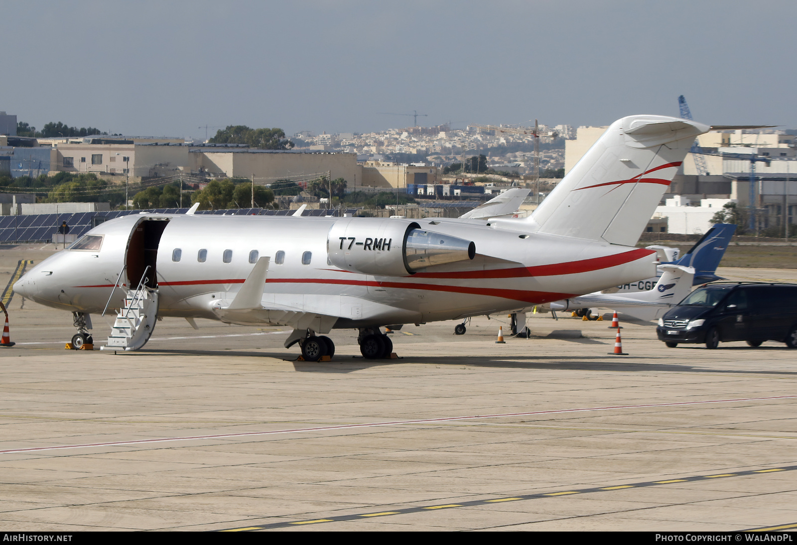 Aircraft Photo of T7-RMH | Bombardier Challenger 604 (CL-600-2B16) | AirHistory.net #608015