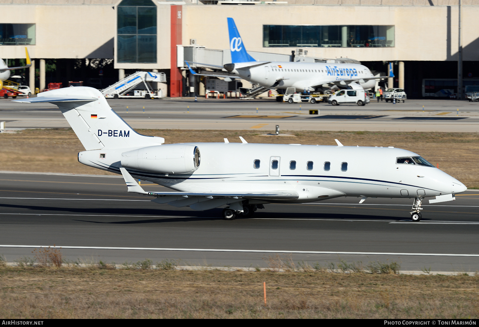 Aircraft Photo of D-BEAM | Bombardier Challenger 300 (BD-100-1A10) | AirHistory.net #608511