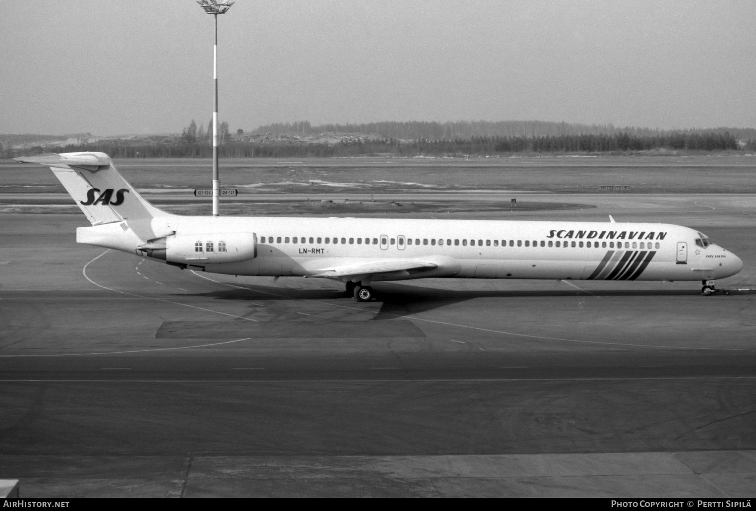 Aircraft Photo of LN-RMT | McDonnell Douglas MD-81 (DC-9-81) | Scandinavian Airlines - SAS | AirHistory.net #610446