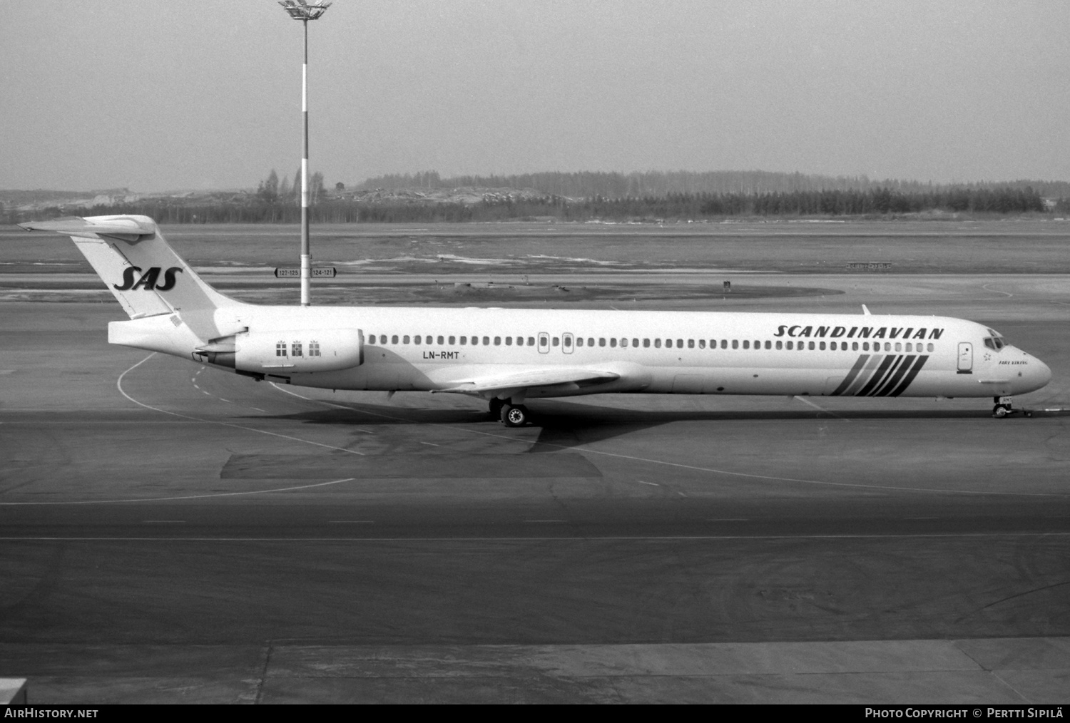 Aircraft Photo of LN-RMT | McDonnell Douglas MD-81 (DC-9-81) | Scandinavian Airlines - SAS | AirHistory.net #610446