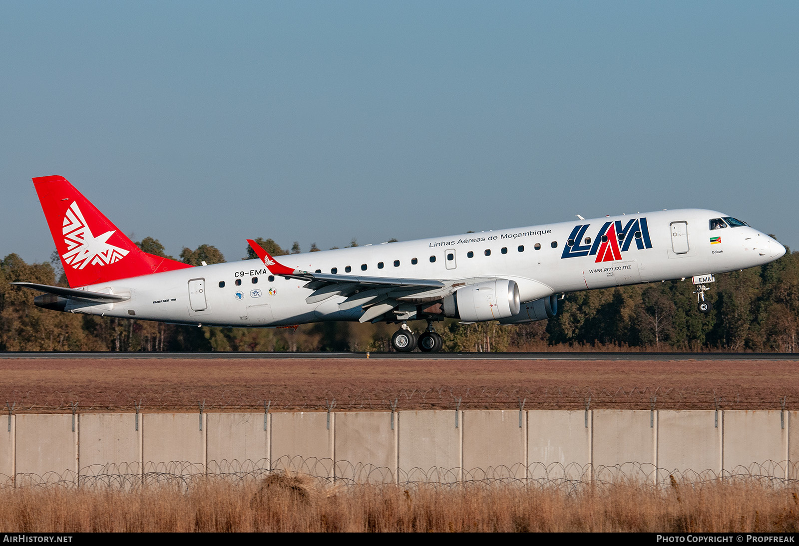 Aircraft Photo of C9-EMA | Embraer 190AR (ERJ-190-100IGW) | LAM - Linhas Aéreas de Moçambique | AirHistory.net #610540