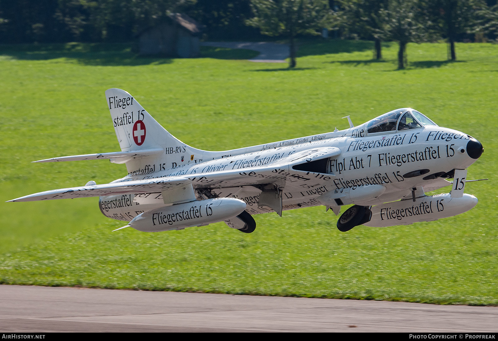 Aircraft Photo of HB-RVS / J-4015 | Hawker Hunter F58 | Switzerland - Air Force | AirHistory.net #611119