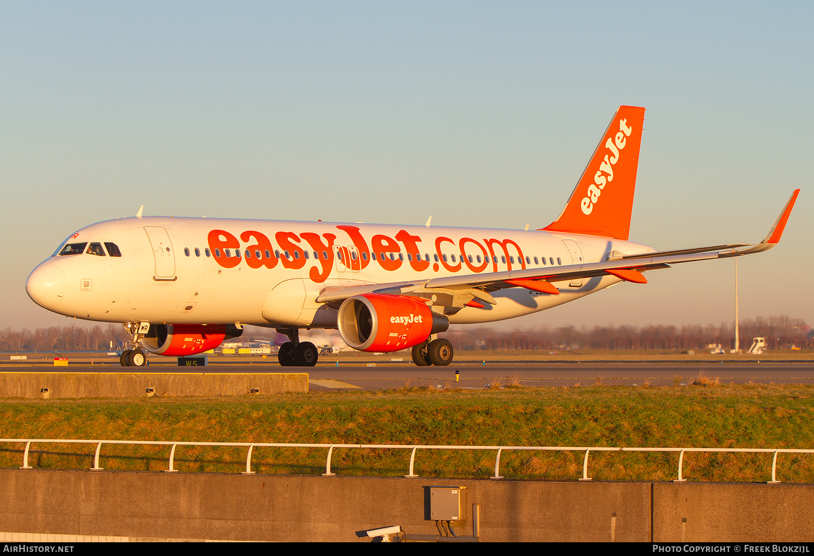 Aircraft Photo of G-EZWR | Airbus A320-214 | EasyJet | AirHistory.net #612142