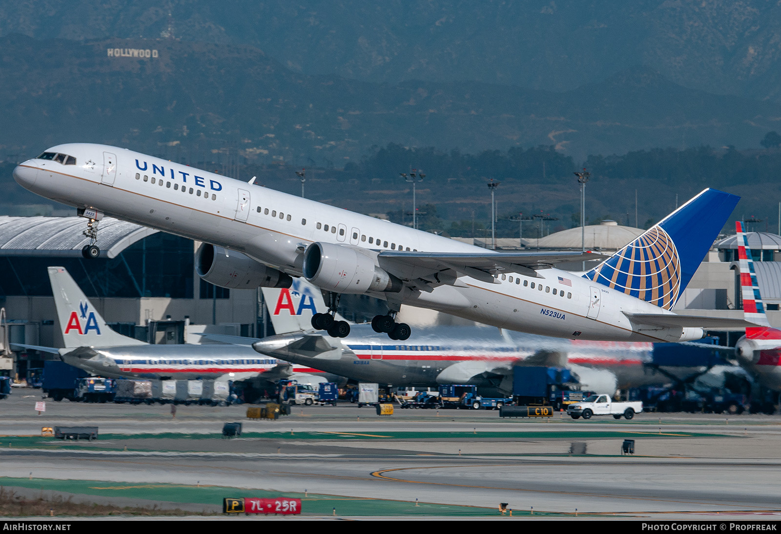 Aircraft Photo of N523UA | Boeing 757-222 | United Airlines | AirHistory.net #612587