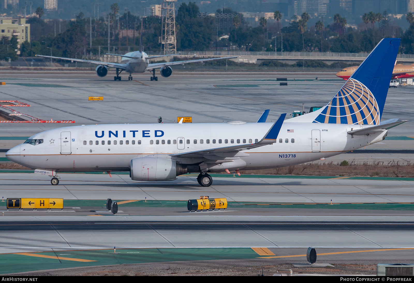 Aircraft Photo of N13718 | Boeing 737-724 | United Airlines | AirHistory.net #612698