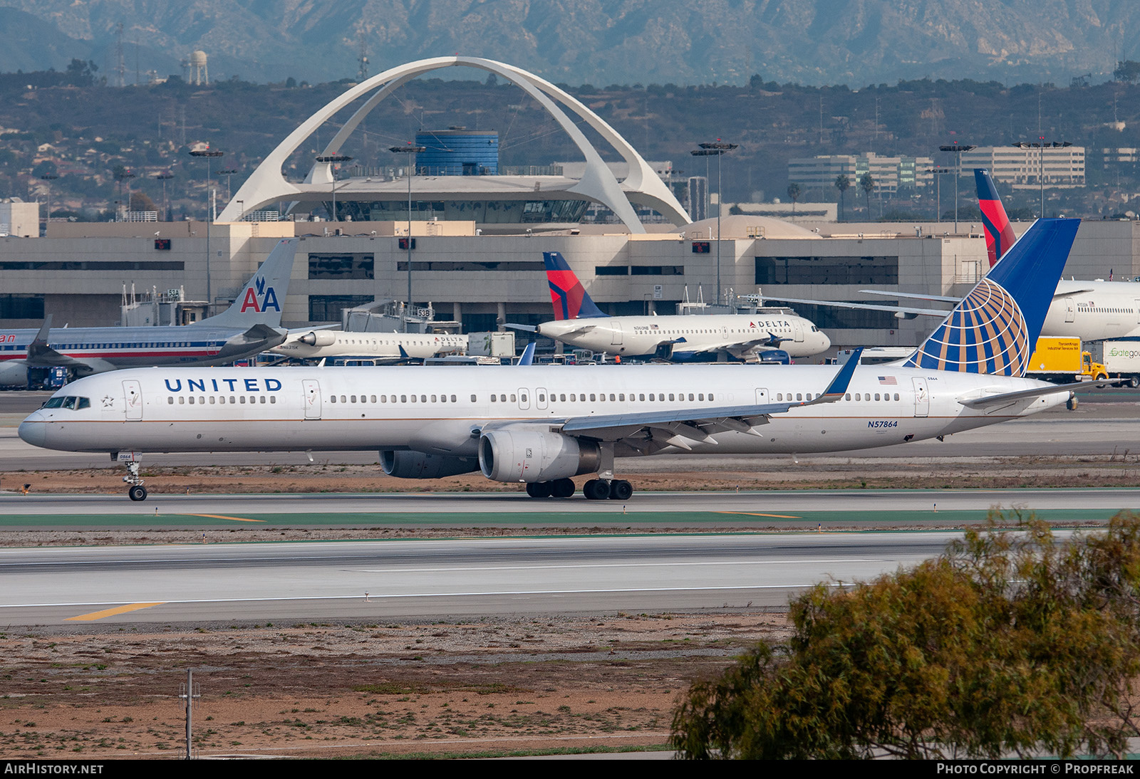 Aircraft Photo of N57864 | Boeing 757-33N | United Airlines | AirHistory.net #612708