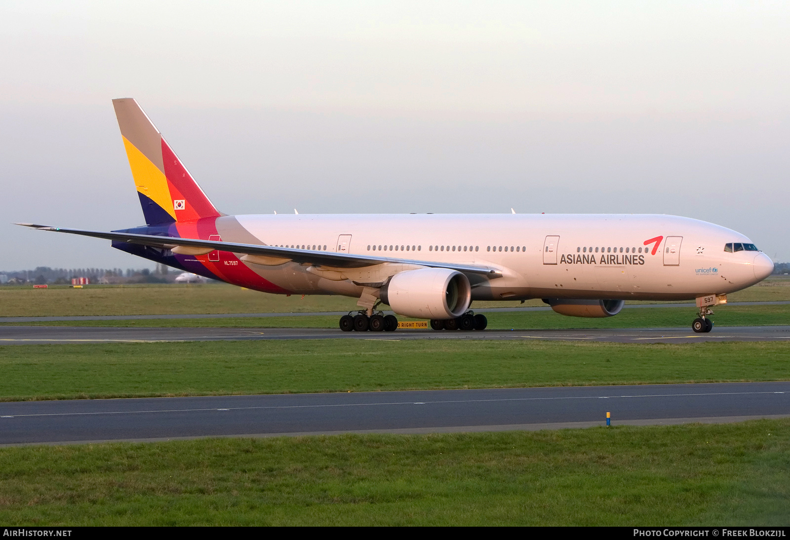 Aircraft Photo of HL7597 | Boeing 777-28E/ER | Asiana Airlines | AirHistory.net #613363