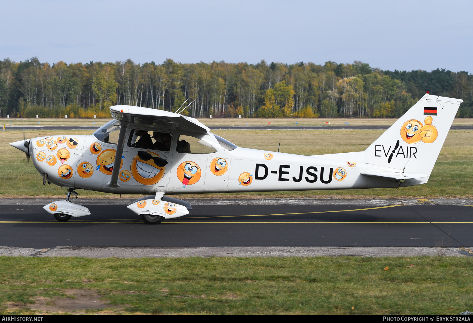 Aircraft Photo of D-EJSU | Reims F172H Skyhawk | EVAir Organizacja Szkolenia Lotniczego | AirHistory.net #613921