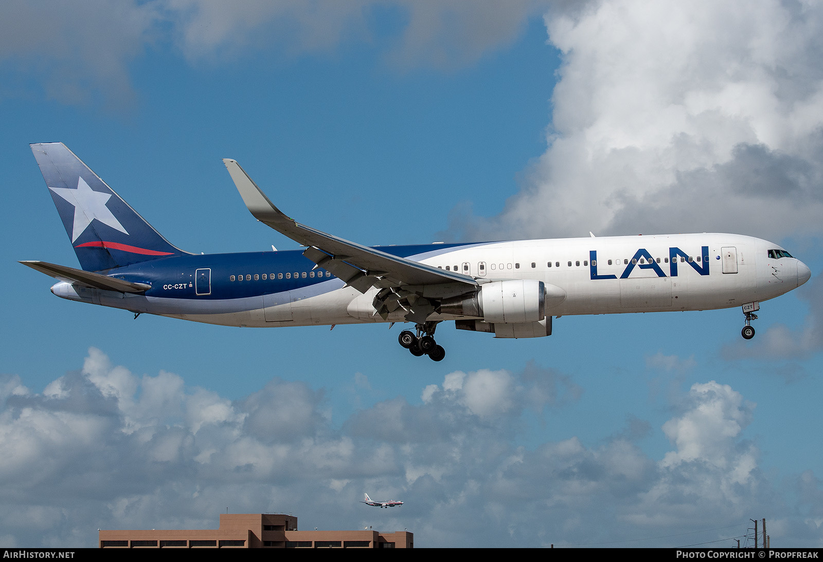 Aircraft Photo of CC-CZT | Boeing 767-316/ER | LAN Airlines - Línea Aérea Nacional | AirHistory.net #614106