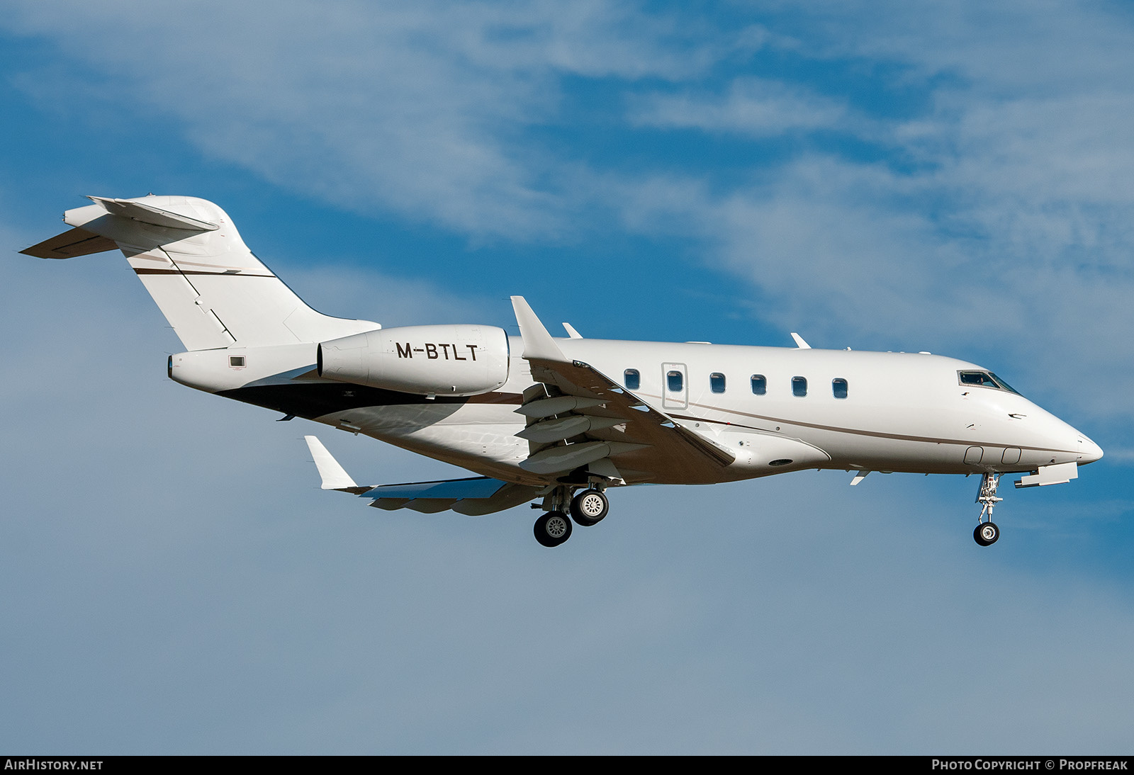 Aircraft Photo of M-BTLT | Bombardier Challenger 300 (BD-100-1A10) | AirHistory.net #614377