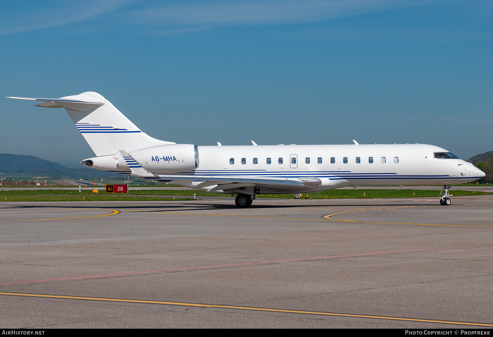 Aircraft Photo of A6-MHA | Bombardier Global Express (BD-700-1A10) | AirHistory.net #614403