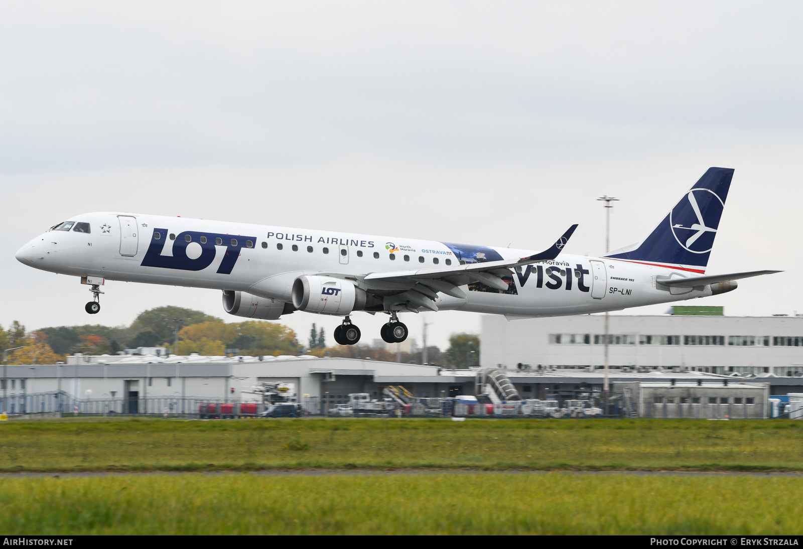 Aircraft Photo of SP-LNI | Embraer 195LR (ERJ-190-200LR) | LOT Polish Airlines - Polskie Linie Lotnicze | AirHistory.net #614472