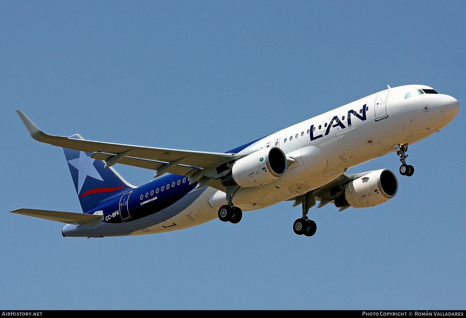 Aircraft Photo of CC-BFK | Airbus A320-214 | LAN Airlines - Línea Aérea Nacional | AirHistory.net #614577