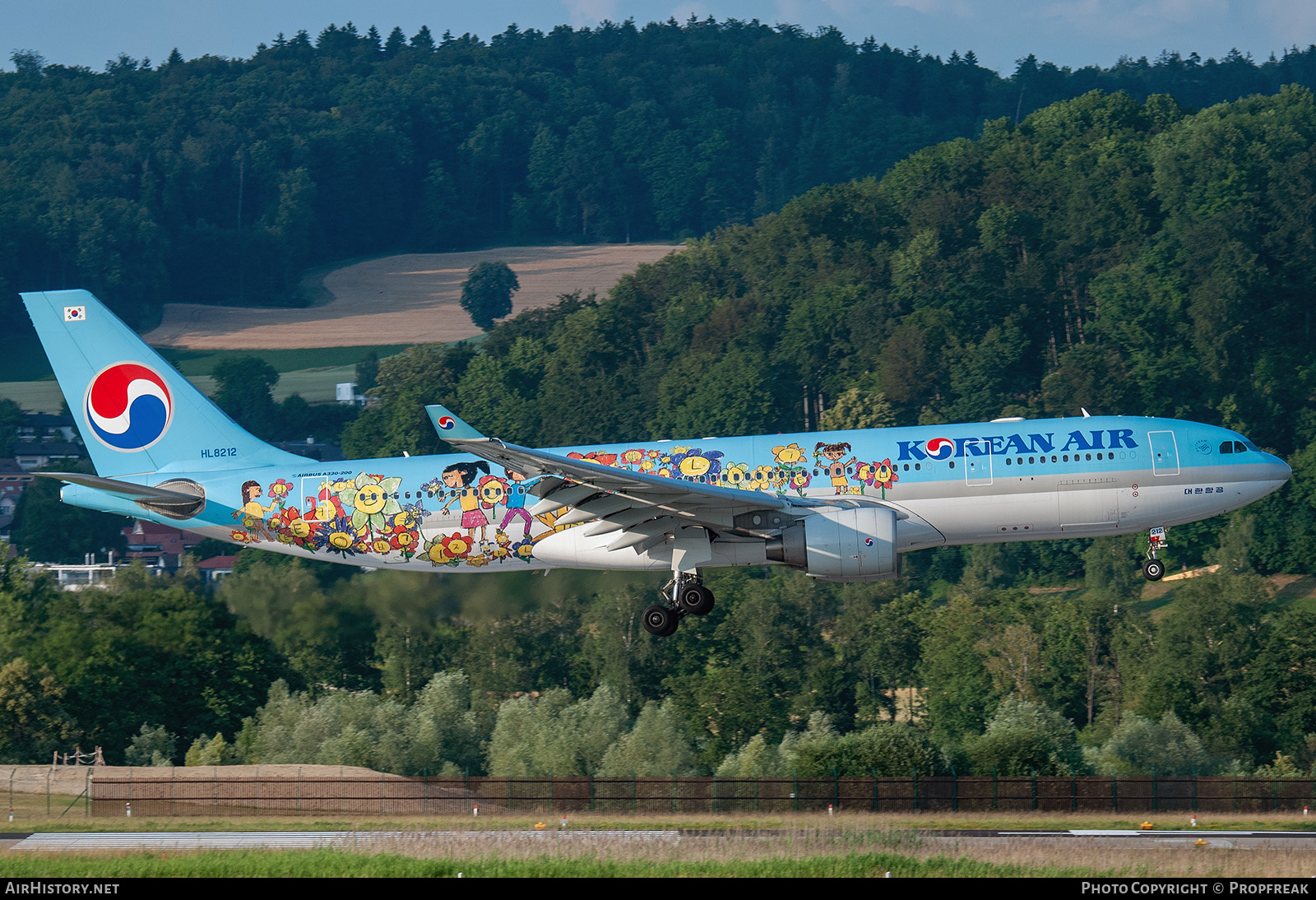 Aircraft Photo of HL8212 | Airbus A330-223 | Korean Air | AirHistory.net #614688