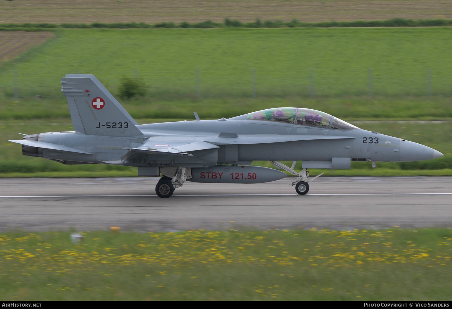 Aircraft Photo of J-5233 | McDonnell Douglas F/A-18D Hornet | Switzerland - Air Force | AirHistory.net #615326