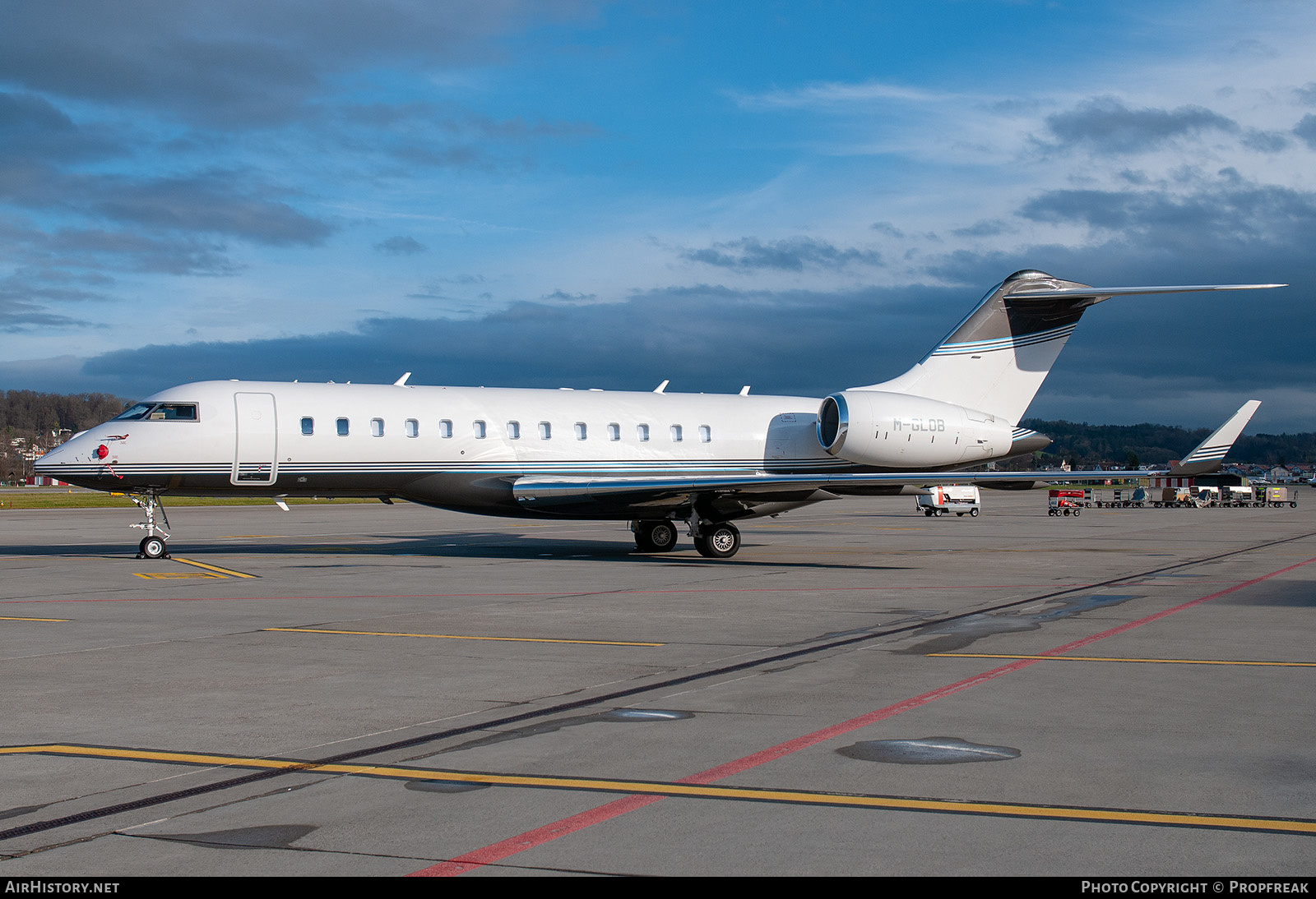 Aircraft Photo of M-GLOB | Bombardier Global Express (BD-700-1A10) | AirHistory.net #616565