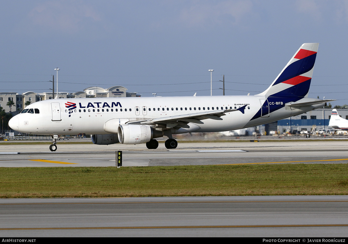 Aircraft Photo of CC-BFB | Airbus A320-214 | LATAM Airlines | AirHistory.net #616588