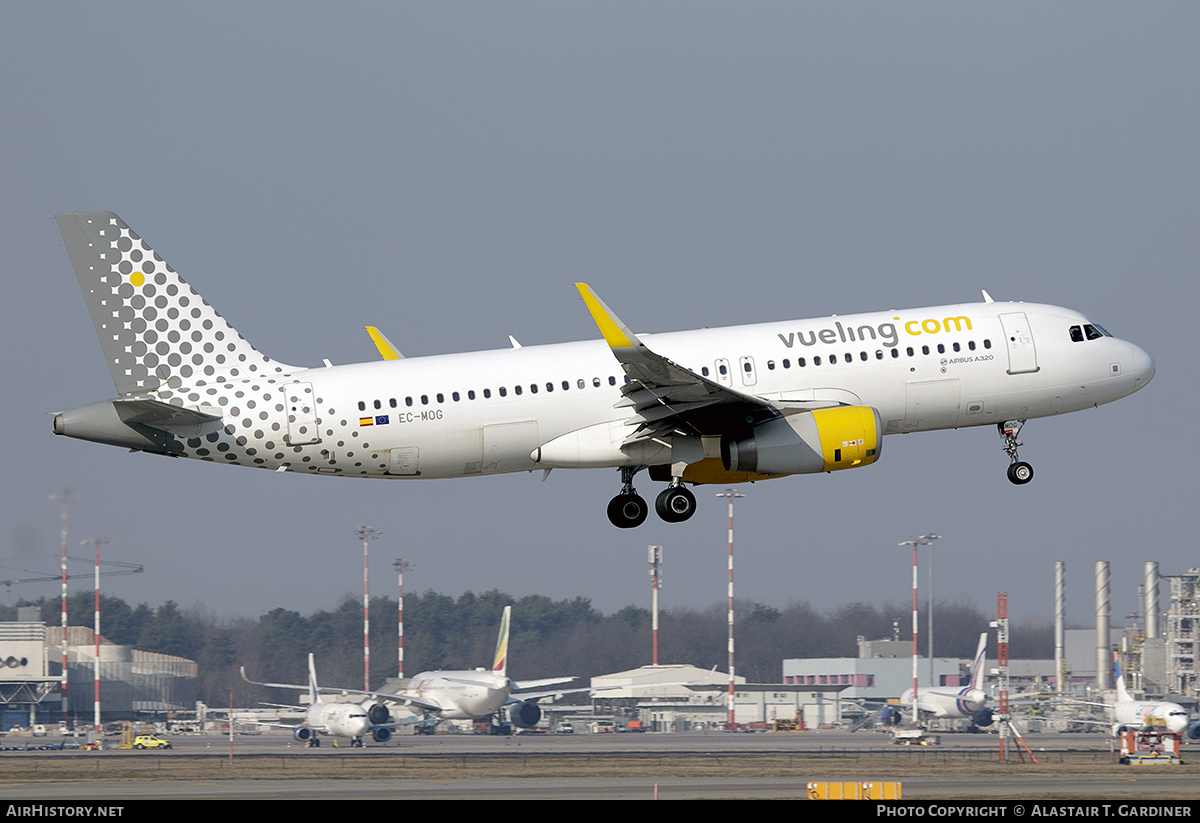 Aircraft Photo of EC-MOG | Airbus A320-232 | Vueling Airlines | AirHistory.net #617006