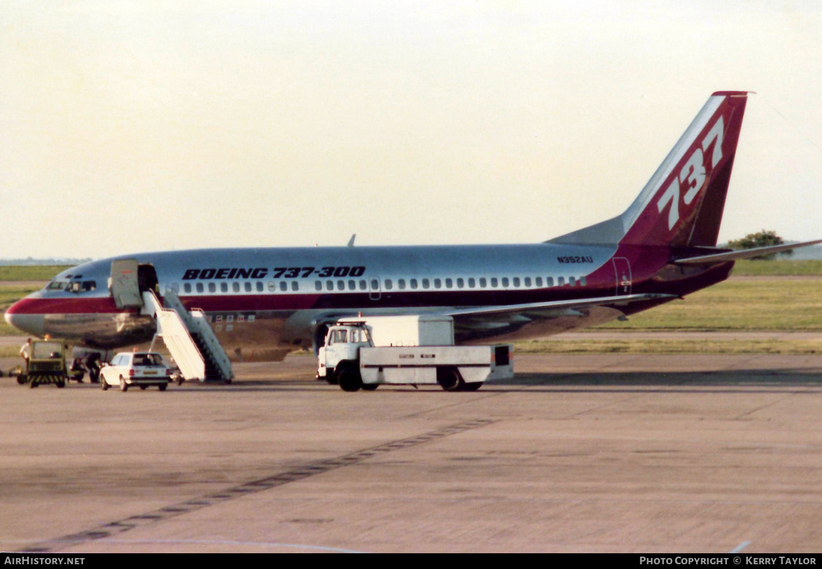 Aircraft Photo of N352AU | Boeing 737-3B7 | Boeing | AirHistory.net #617926