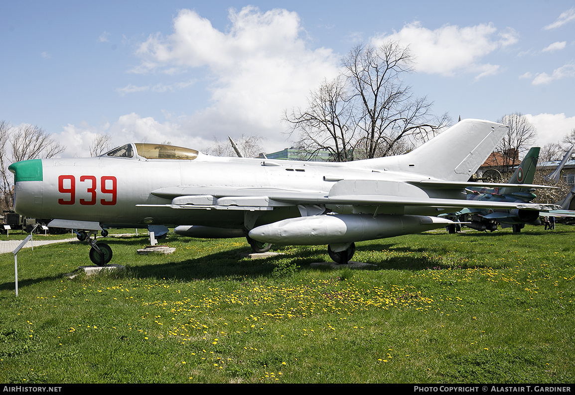 Aircraft Photo of 939 | Mikoyan-Gurevich MiG-19PM | Bulgaria - Air Force | AirHistory.net #617932