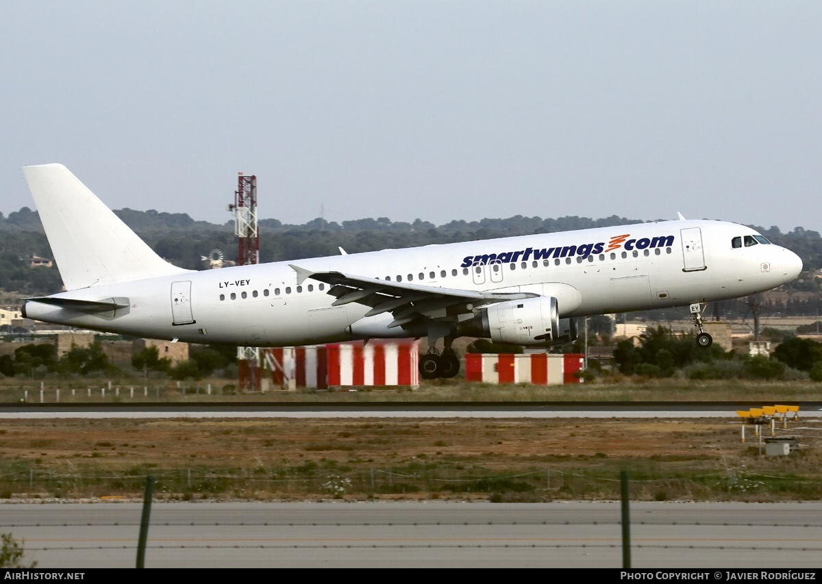 Aircraft Photo of LY-VEY | Airbus A320-212 | Smartwings | AirHistory.net #618092