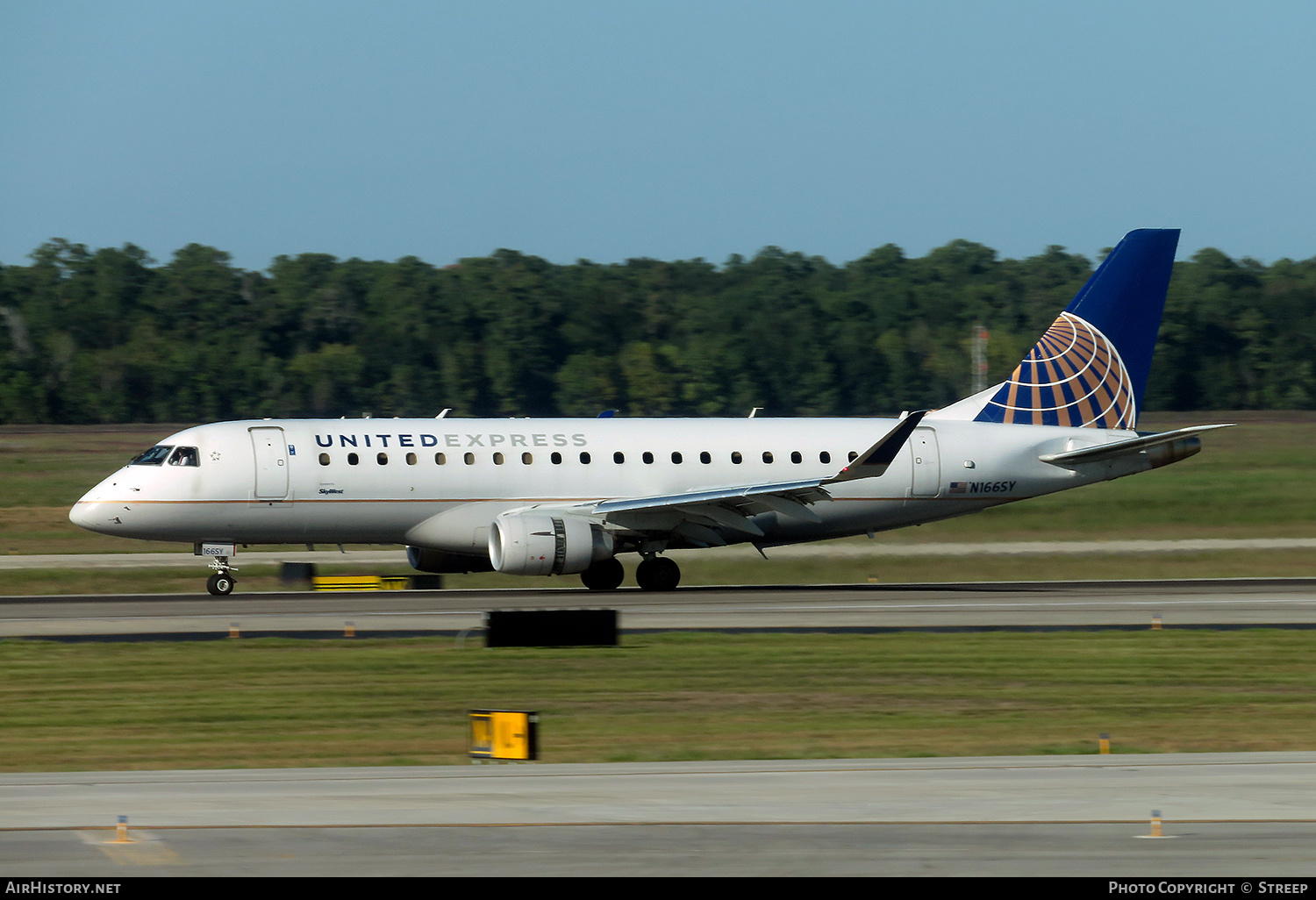 Aircraft Photo of N166SY | Embraer 175LR (ERJ-170-200LR) | United Express | AirHistory.net #618244