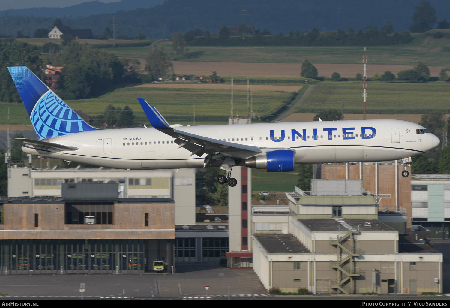 Aircraft Photo of N668UA | Boeing 767-322/ER | United Airlines | AirHistory.net #621093