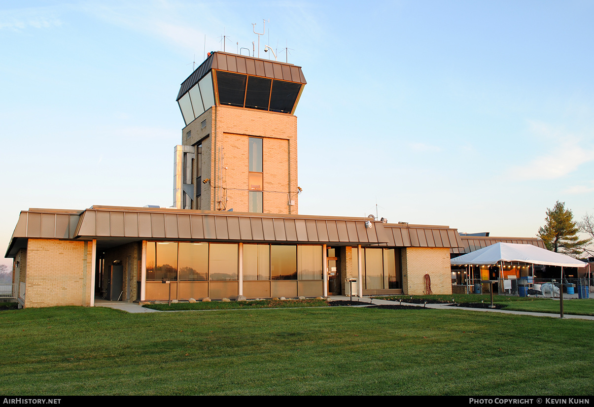 Airport photo of Columbus - Bolton Field (TZR) in Ohio, United States | AirHistory.net #621154