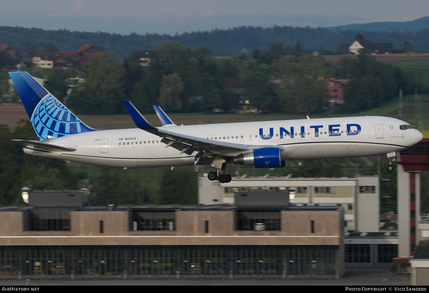 Aircraft Photo of N668UA | Boeing 767-322/ER | United Airlines | AirHistory.net #621547